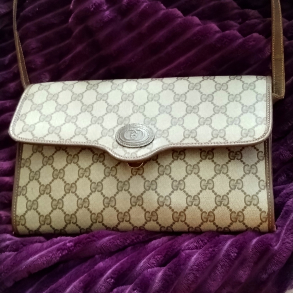 Gucci bag, over the shoulder strap.